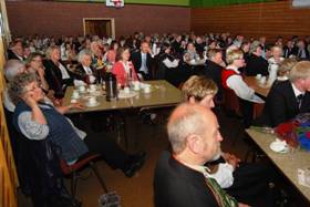Omlag 160 sat benka rundt bord i salen