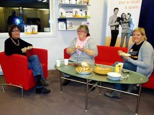 Sekretr for innsamlingsnemnda, Karen Aalmo saman med innsamlingsleiarane i lensvg (Vigdis Vgen) og Skjold (Fru Nesheim)