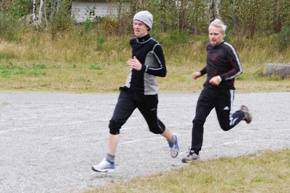 Vinnarane i 400 meter banelp rundar siste sving