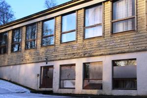 Stort forfall på gamleskulen. (klikk for stort bilde)