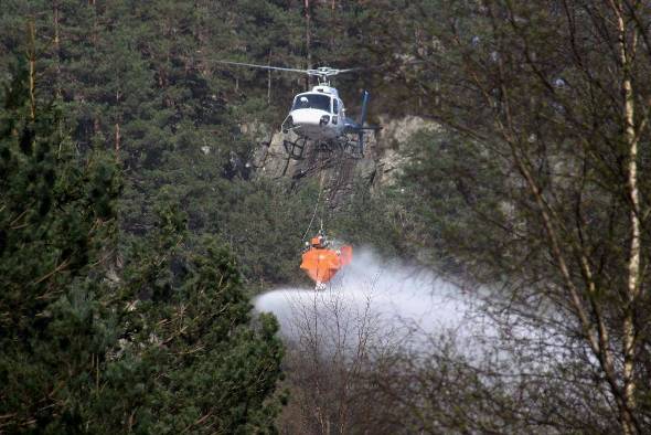 Penguin helikopteret spreier kalk i rvik.  Klikk her for strre bilde.