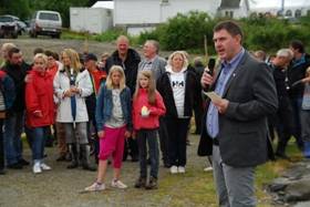 Ole Johan Vierdal talar ved opninga av festivalen.