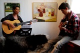 (Klikk her for stort bilde) Cathrine Nordseth og sonen Bjørn Ove framfører viser til gitar akompagnement