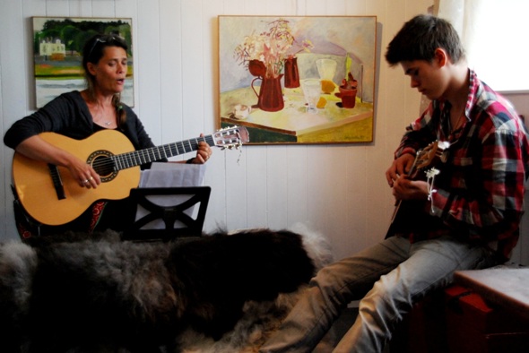 (Klikk her for stort bilde) Cathrine Nordseth og sonen Bjørn Ove framfører viser til gitar akompagnement