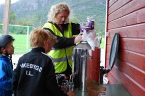 Gratis saft til deltakarane
