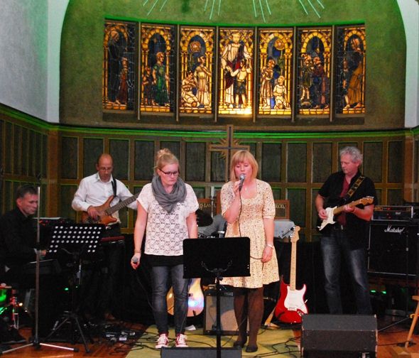 Sunniva og Iselin med orkester