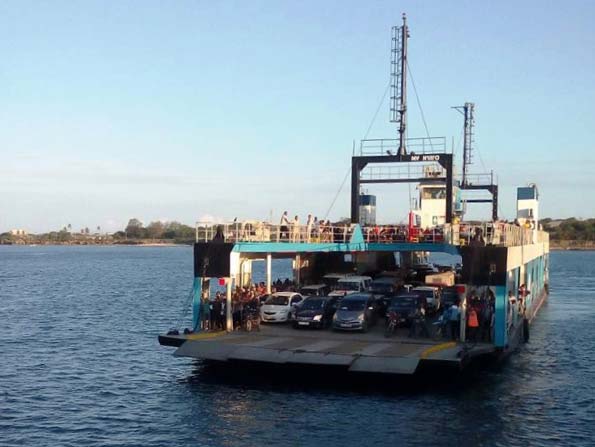 Med ferje over Mombasa river i Kenya.