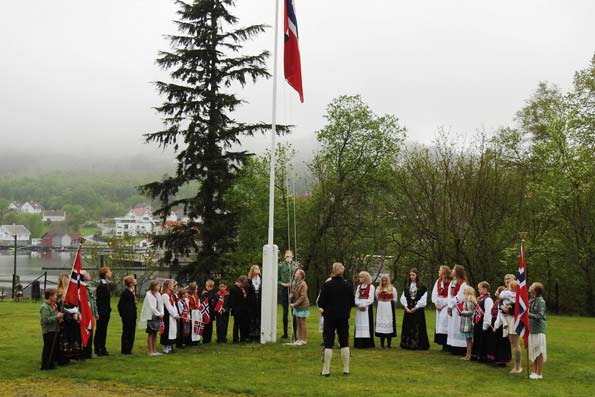 Speidarane heiser flagget i parken kl 9:45