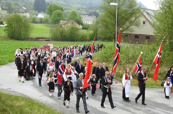 Folketoget i Vikebygd. Klikk her for større bilde